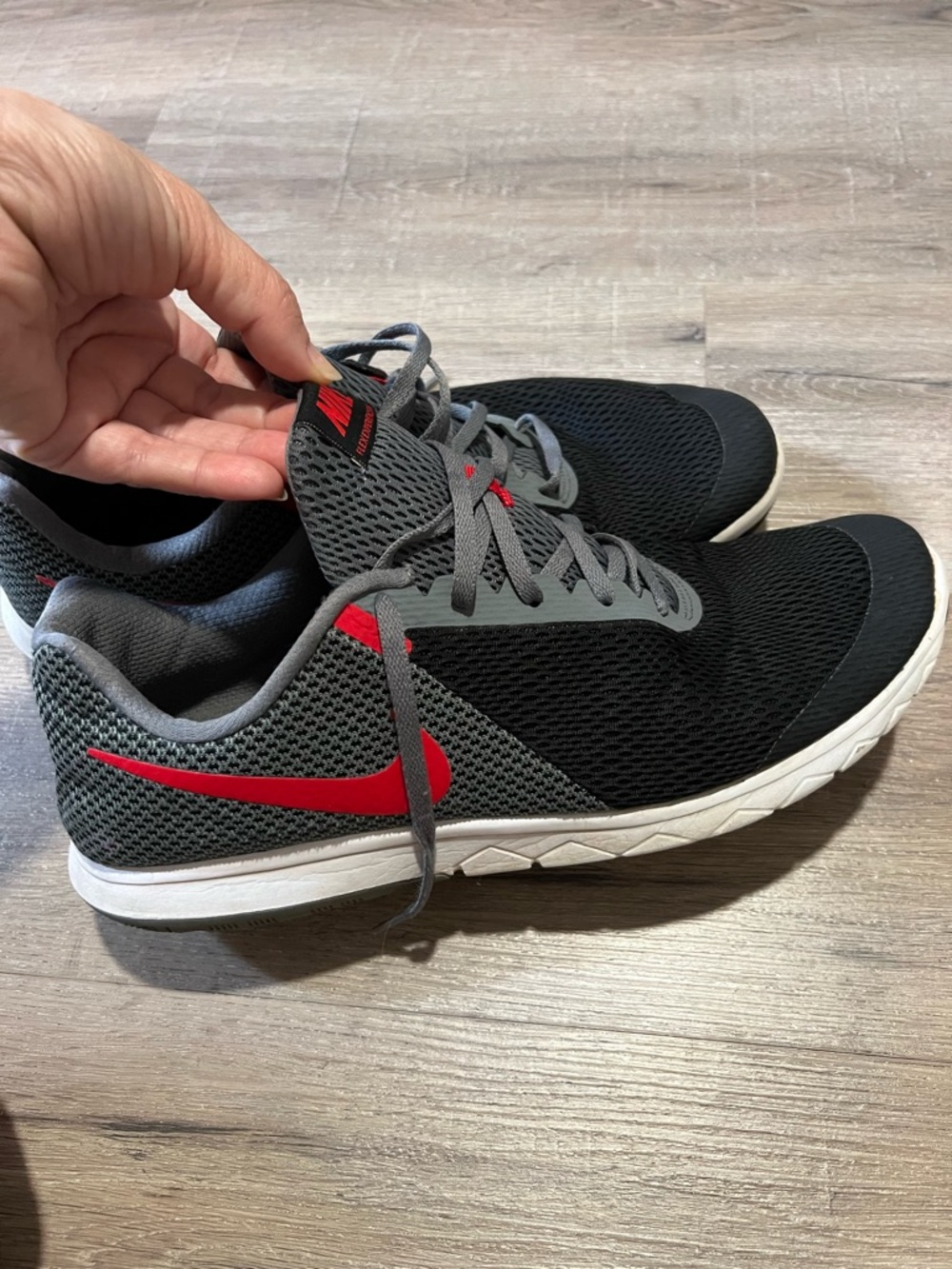 Nike Men’s Black & Gray Athletic Running Shoes with Red Highlights - Picture 5 of 5